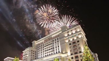 Four Seasons Hotel üzerinde havai fişek. Moskova. Rusya