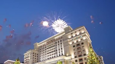 Four Seasons Hotel üzerinde havai fişek. Moskova. Rusya