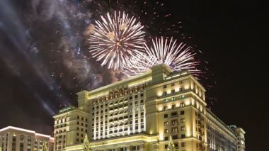 Four Seasons Hotel üzerinde havai fişek. Moskova. Rusya