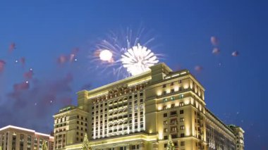 Four Seasons Hotel üzerinde havai fişek. Moskova. Rusya