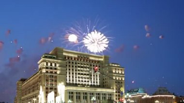 Four Seasons Hotel üzerinde havai fişek. Moskova. Rusya