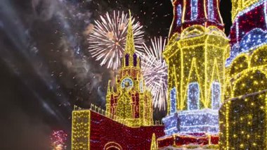  Kiyevskaya (Kiyevsky) tren istasyonu alan üzerinde Noel dekorasyonu gece, Moskova, Rusya üzerinde havai fişek  