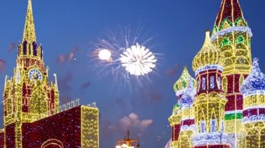  Kiyevskaya (Kiyevsky) tren istasyonu alan üzerinde Noel dekorasyonu gece, Moskova, Rusya üzerinde havai fişek  