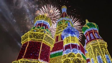  Kiyevskaya (Kiyevsky) tren istasyonu alan üzerinde Noel dekorasyonu gece, Moskova, Rusya üzerinde havai fişek  