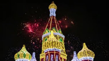  Kiyevskaya (Kiyevsky) tren istasyonu alan üzerinde Noel dekorasyonu gece, Moskova, Rusya üzerinde havai fişek  