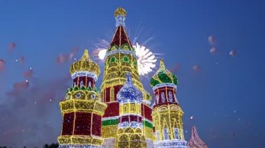  Kiyevskaya (Kiyevsky) tren istasyonu alan üzerinde Noel dekorasyonu gece, Moskova, Rusya üzerinde havai fişek  