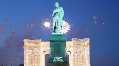 Pushkin, Moskova şehir merkezi anıt üzerinde havai fişek. Rusya  