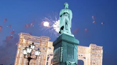 Pushkin, Moskova şehir merkezi anıt üzerinde havai fişek. Rusya  