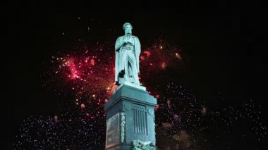 Pushkin, Moskova şehir merkezi anıt üzerinde havai fişek. Rusya  