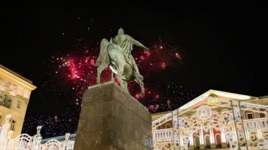 Moskova şehir merkezi Tverskaya kare üzerinde üzerinde havai fişek. Yury Dolgoruky anıt, Rusya Federasyonu
