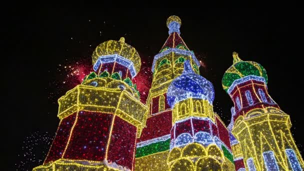 Feuerwerk Über Der Weihnachtsdekoration Auf Dem Gelände Des Kijewskaja Bahnhofs — Stockvideo