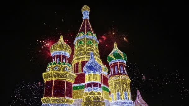 Feuerwerk Über Der Weihnachtsdekoration Auf Dem Gelände Des Kijewskaja Bahnhofs — Stockvideo