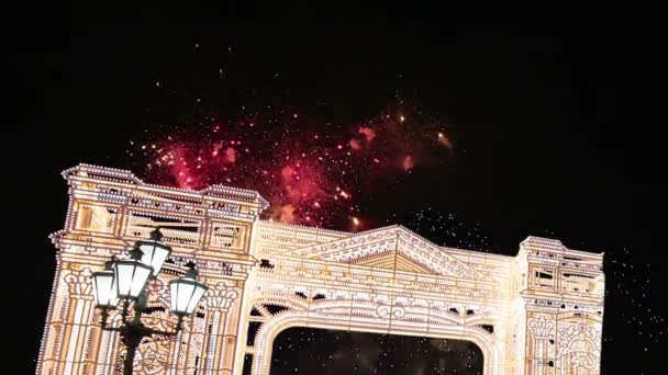 Fogos Artifício Sobre Iluminação Natal Portões Luz Arcos Instalações Viagem — Vídeo de Stock