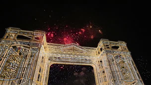 Fogos Artifício Sobre Iluminação Natal Portões Luz Arcos Instalações Viagem — Vídeo de Stock