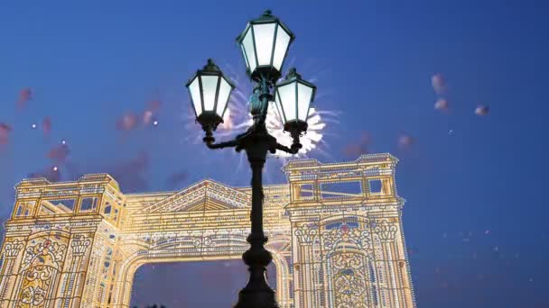 Fuegos Artificiales Durante Iluminación Navidad Puertas Luz Arcos Instalaciones Viaje — Vídeo de stock