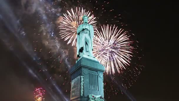 Pushkin Moskova Şehir Merkezi Anıt Üzerinde Havai Fişek Rusya — Stok video