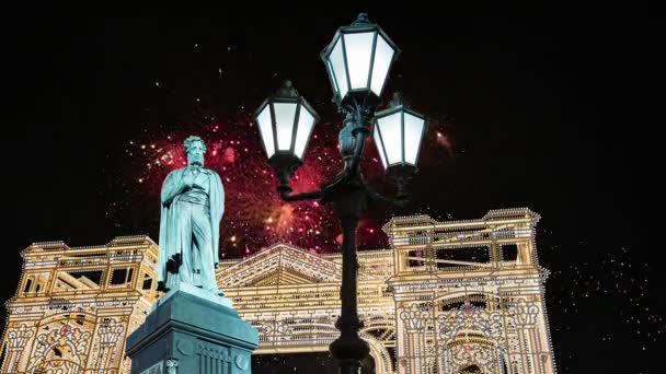 Fyrverkeri Över Monumentet Till Pushkin Moskva Centrum Ryssland — Stockvideo