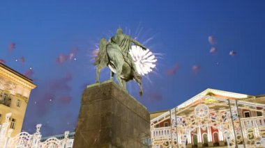 Moskova şehir merkezi Tverskaya kare üzerinde üzerinde havai fişek. Yury Dolgoruky anıt, Rusya Federasyonu