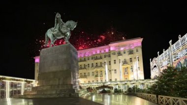 Moskova şehir merkezi Tverskaya kare üzerinde üzerinde havai fişek. Yury Dolgoruky anıt, Rusya Federasyonu