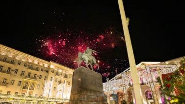 Moskova şehir merkezi Tverskaya kare üzerinde üzerinde havai fişek. Yury Dolgoruky anıt, Rusya Federasyonu