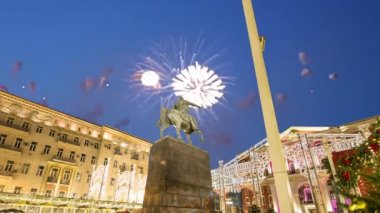 Moskova şehir merkezi Tverskaya kare üzerinde üzerinde havai fişek. Yury Dolgoruky anıt, Rusya Federasyonu