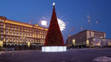 Akşamları, Moskova, Rusya Lubyanskaya (Lubyanka) kare üzerinde havai fişek