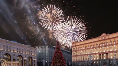 Akşamları, Moskova, Rusya Lubyanskaya (Lubyanka) kare üzerinde havai fişek