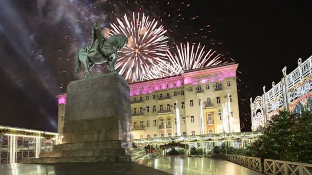 Fyrverkeri Över Moskva Centrum Tverskaya Kvadrat Yury Dolgoruky Monument Ryssland — Stockvideo