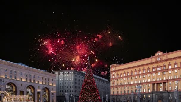 夜には モスクワ ロシアで Lubyanskaya ルビャンカ 広場の花火 — ストック動画