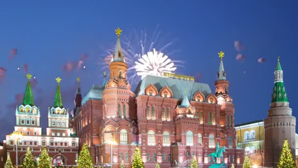 モスクワのクレムリンの近く国立歴史博物館 ロシア語で碑文 上空の花火 — ストック動画
