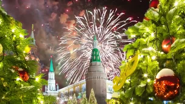 烟花在莫斯科克里姆林宫在晚上 与变焦 — 图库视频影像