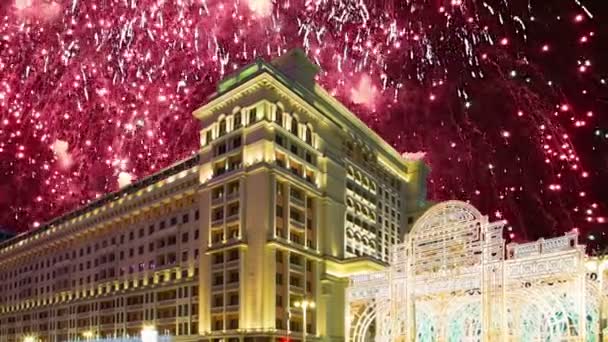 Feuerwerk Über Den Vier Jahreszeiten Hotel Moskau Russland Mit Zoom — Stockvideo