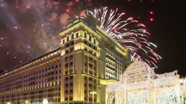 Four Seasons Hotel üzerinde havai fişek. Moskova. Rusya (zoom ile) 