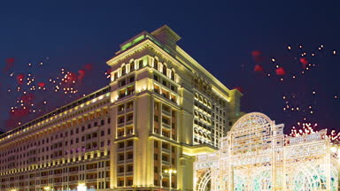 Four Seasons Hotel üzerinde havai fişek. Moskova. Rusya (zoom ile) 