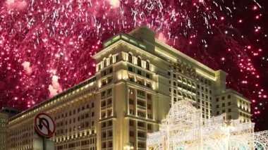 Four Seasons Hotel üzerinde havai fişek. Moskova. Rusya (zoom ile) 
