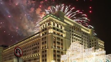 Four Seasons Hotel üzerinde havai fişek. Moskova. Rusya (zoom ile) 