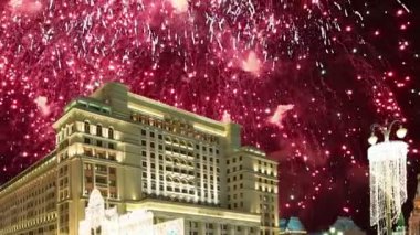 Four Seasons Hotel üzerinde havai fişek. Moskova. Rusya (zoom ile) 