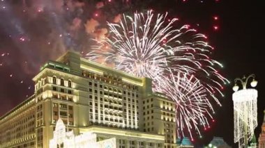 Four Seasons Hotel üzerinde havai fişek. Moskova. Rusya (zoom ile) 