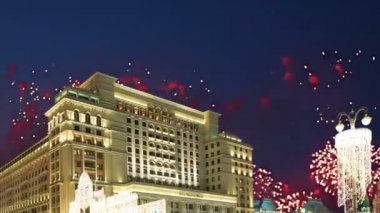 Four Seasons Hotel üzerinde havai fişek. Moskova. Rusya (zoom ile) 