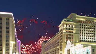 Four Seasons Hotel üzerinde havai fişek. Moskova. Rusya (zoom ile) 