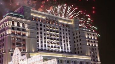 Four Seasons Hotel üzerinde havai fişek. Moskova. Rusya (zoom ile) 