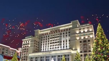 Four Seasons Hotel üzerinde havai fişek. Moskova. Rusya (zoom ile) 