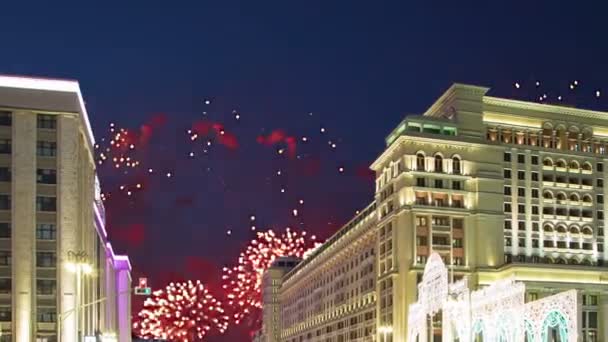 Fuegos Artificiales Sobre Hotel Four Seasons Moscú Rusia Con Zoom — Vídeo de stock