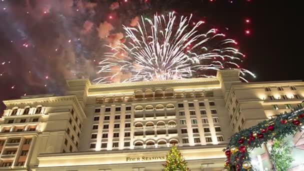 Fogos Artifício Sobre Four Seasons Hotel Moscovo Rússia Com Zoom — Vídeo de Stock