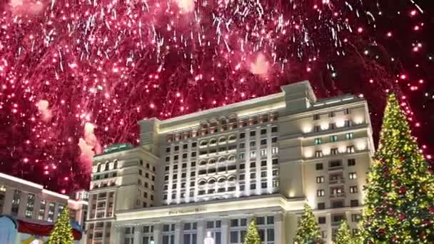 Fuegos Artificiales Sobre Hotel Four Seasons Moscú Rusia Con Zoom — Vídeo de stock