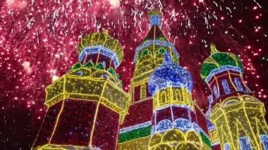 Noel dekorasyon alanında Kiyevskaya (Kiyevsky) tren istasyonu geceleri, Moskova, Rusya (zoom ile üzerinde havai fişek) 