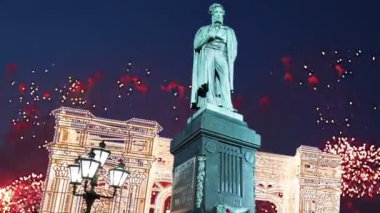Pushkin, Moskova şehir merkezi anıt üzerinde havai fişek. Rusya (zoom ile) 