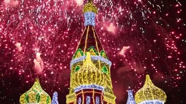 ズームと夜 キエフスカヤ駅 キエフスカヤ駅 モスクワ ロシアの領域上のクリスマスの装飾の花火 — ストック動画
