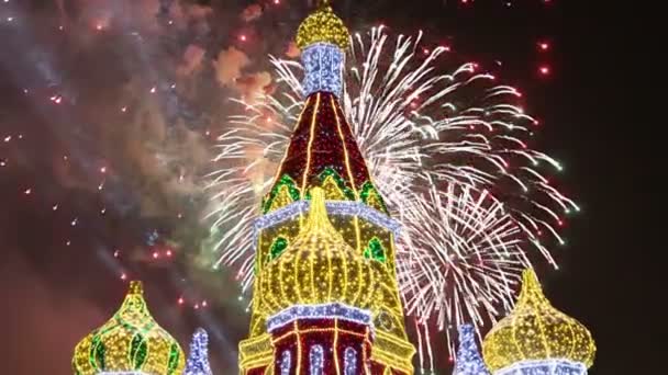 Feuerwerk Über Der Weihnachtsdekoration Auf Dem Gelände Des Kijewski Bahnhofs — Stockvideo
