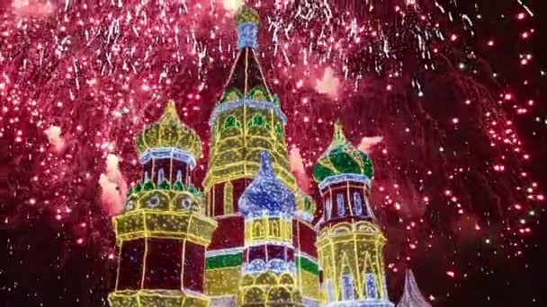 ズームと夜 キエフスカヤ駅 キエフスカヤ駅 モスクワ ロシアの領域上のクリスマスの装飾の花火 — ストック動画